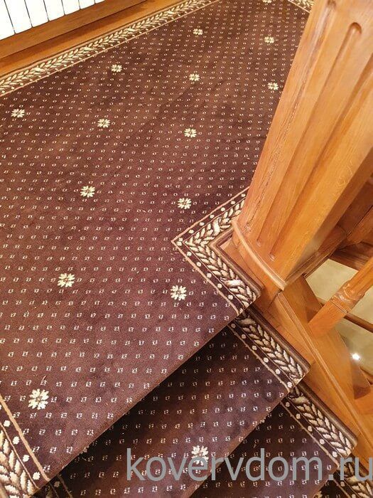 Полушерстяная ковровая дорожка CLASSIC brown с укладкой на лестницу